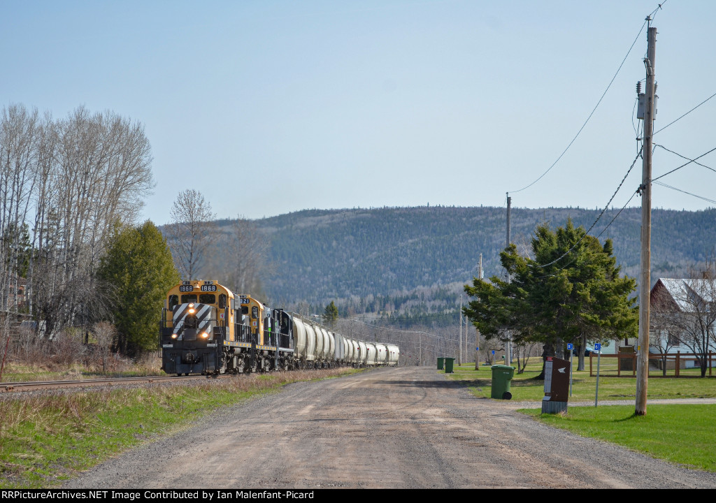 1868 leads SFG 565 at Cascapedia-St-Jules